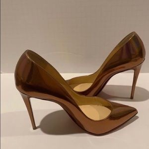 Size 10 USA ! Bottoms are scratched ! Does come with dust bags for shoes